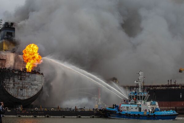 Բելավան նավահանգստում կայանած լցանավում բռնկված հրդեհի հրդեհաշիջման աշխատանքները (2020 թվականի մայիսի 11), Ինդոնեզիա - Sputnik Արմենիա