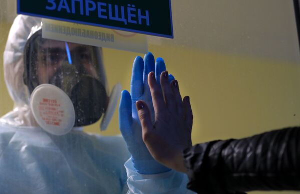 Медицинский работник в стационаре для больных COVID-19 в Тверской областной клинической больнице - Sputnik Армения