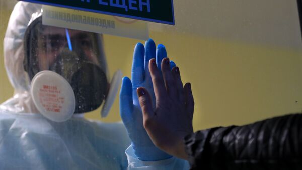 Медицинский работник в стационаре для больных COVID-19 в Тверской областной клинической больнице - Sputnik Армения