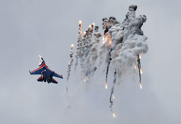 Истребитель Су-30СМ пилотажной группы Русские витязи на авиационном празднике в честь Дня Победы в Кубинке - Sputnik Армения