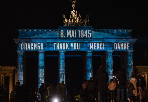 Проекция с надписью «Спасибо» на русском, английском, французском и немецком языках на Бранденбургских воротах (9 мая 2020). Берлин - Sputnik Армения