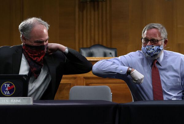 Сенаторы США Ричард Барр и Тим Кейн приветствуют друг друга перед слушанием сенатского комитета по здравоохранению, образованию, труду и пенсиям (12 мая 2020). Вашингтон - Sputnik Армения
