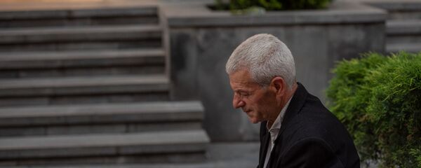 Группа энтузиастов раздала маски на Северном проспекте (17 мая 2020). Еревaн - Sputnik Արմենիա