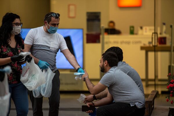 Маски для прохожих: группа молодых людей решила поддержать жителей Еревана - Sputnik Армения