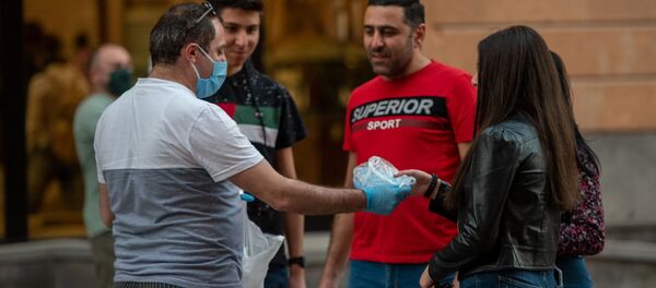 Группа энтузиастов раздала маски на Северном проспекте (17 мая 2020). Еревaн - Sputnik Армения