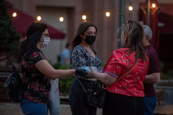 Маски для прохожих: группа молодых людей решила поддержать жителей Еревана - Sputnik Армения