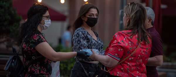 Группа энтузиастов раздала маски на Северном проспекте (17 мая 2020). Еревaн Группа энтузиастов раздала маски на Северном проспекте (17 мая 2020). Еревaн - Sputnik Արմենիա