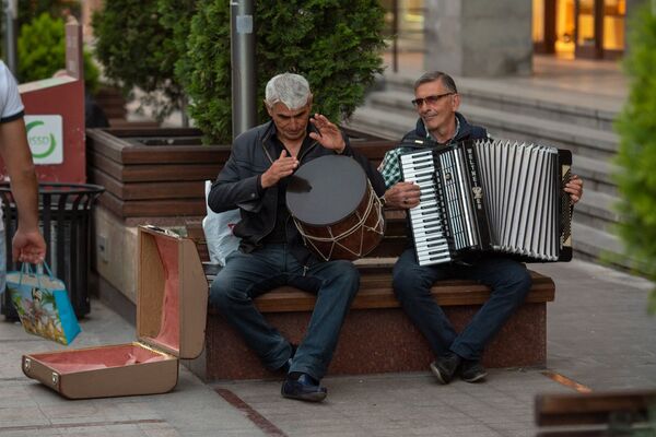 Маски для прохожих: группа молодых людей решила поддержать жителей Еревана - Sputnik Армения