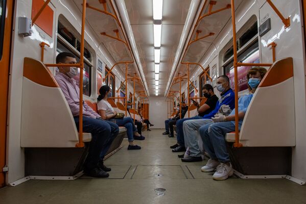 Пассажиры ереванского метро соблюдают социальную дистанцию в период пандемии после введения масочного режима (18 мая 2020). Еревaн - Sputnik Армения