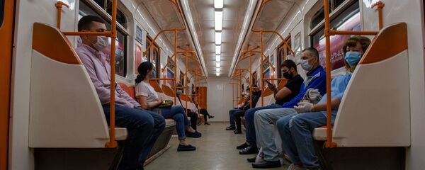 Пассажиры ереванского метро соблюдают социальную дистанцию в период пандемии после введения масочного режима (18 мая 2020). Еревaн - Sputnik Արմենիա