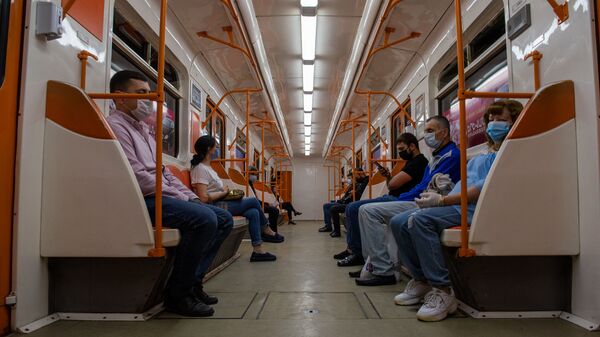 Пассажиры ереванского метро соблюдают социальную дистанцию в период пандемии после введения масочного режима (18 мая 2020). Еревaн - Sputnik Армения