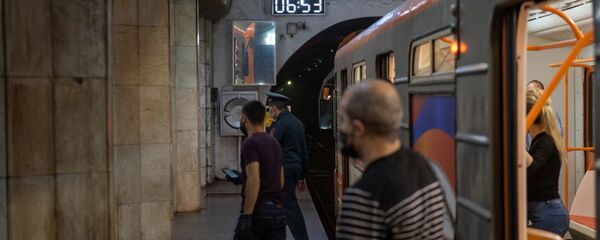 Метрополитен в период пандемии после введения масочного режима (18 мая 2020). Еревaн - Sputnik Արմենիա