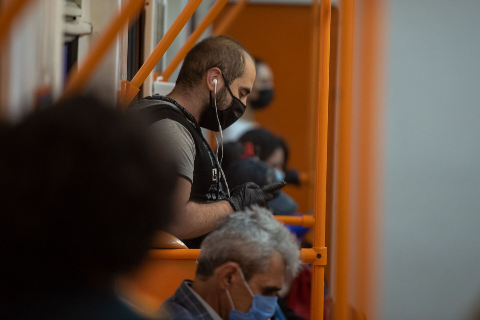 Пассажиры в вагоне метро - Sputnik Армения, 1920, 14.09.2021