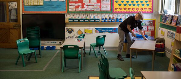 Учитель Фрэнсис Своллоу перестраивает классную комнату для обеспечения безопасной дистанции от коронавируса для учеников и учителей в школе Marsden Infant and Nursery School (18 мая 2020). Марсдена, Англия Учитель Фрэнсис Своллоу перестраивает классную комнату для обеспечения безопасной дистанции от коронавируса для учеников и учителей в школе Marsden Infant and Nursery School (18 мая 2020). Марсдена, Англия - Sputnik Армения