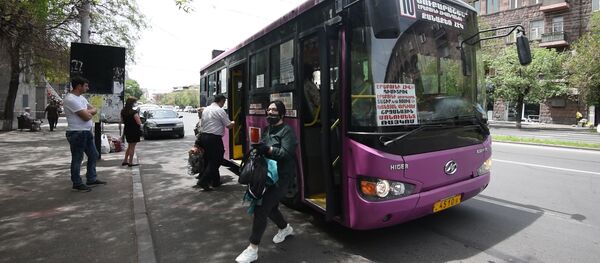 Հանրային տրանսպորտը սկսել է գործել. ուղևորների մուտքը` միայն դիմակով Հանրային տրանսպորտը սկսել է գործել. ուղևորների մուտքը` միայն դիմակով - Sputnik Արմենիա