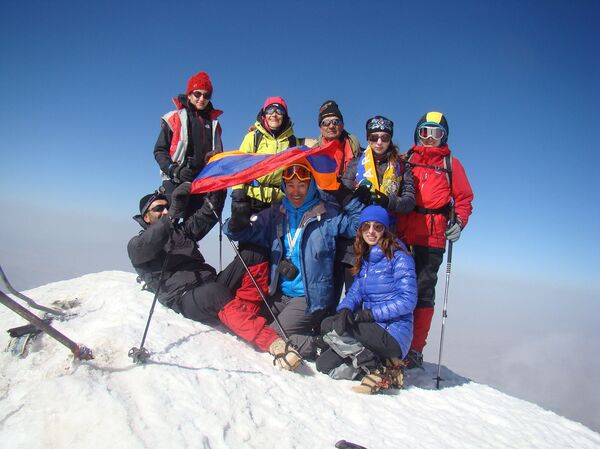 Армянские альпинисты на горе Арарат Армянские альпинисты на горе Арарат - Sputnik Армения