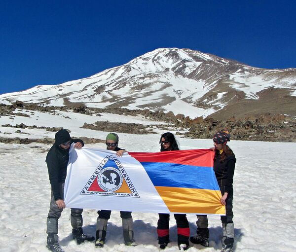 Армянские альпинисты на горе Демавенд с флагом Федерации альпинизма Армянские альпинисты на горе Демавенд с флагом Федерации альпинизма - Sputnik Армения