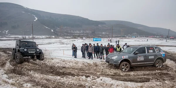 Застрявшему на трассе Porche Cayenne не сразу оказали помошь, поскольку гонка была в самом разгаре Застрявшему на трассе Porche Cayenne не сразу оказали помошь, поскольку гонка была в самом разгаре - Sputnik Армения