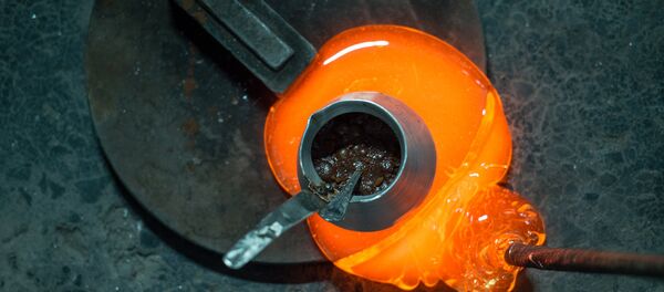 Стеклодувы в деревне Арзни лепят бутылки различных форм, рыб и зверей - Sputnik Армения