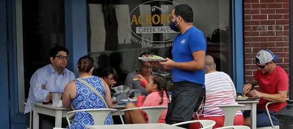 Официант в защитной маске подает заказ посетителей городе Йбор (10 мая 2020). Флорида - Sputnik Արմենիա