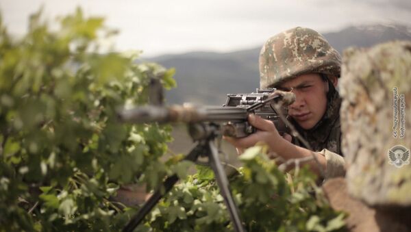 Армянский военнослужащий во время учений по стрельбе - Sputnik Արմենիա
