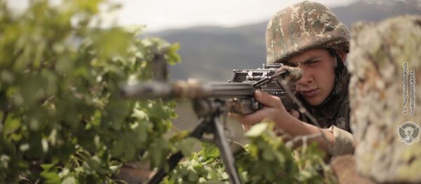 Армянский военнослужащий во время учений по стрельбе - Sputnik Армения