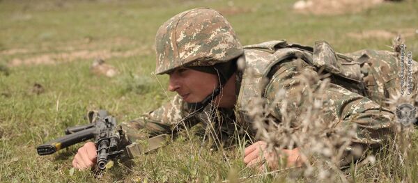 Армянский военнослужащий во время учений по стрельбе - Sputnik Արմենիա