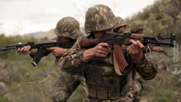 Армянские военнослужащие во время учений по стрельбе - Sputnik Արմենիա