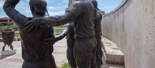 Акт вандализма: неизвестные украли памятники тренеров скульптурной композиции Арарат-73 (20 мая 2020). Еревaн - Sputnik Արմենիա