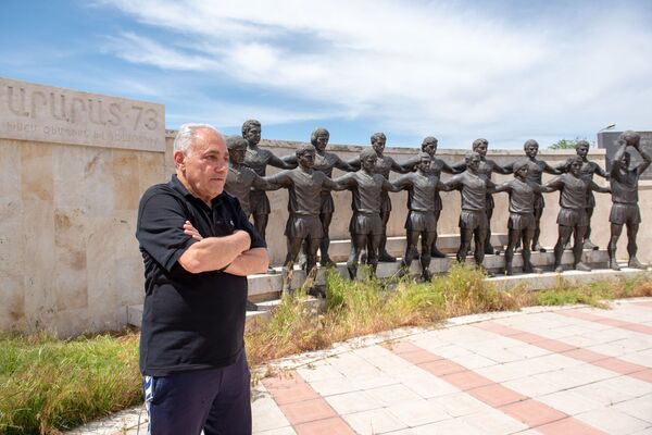 В Ереване вандалы похитили статуи тренеров легендарной команды Арарат-73 В Ереване вандалы похитили статуи тренеров легендарной команды Арарат-73 - Sputnik Армения