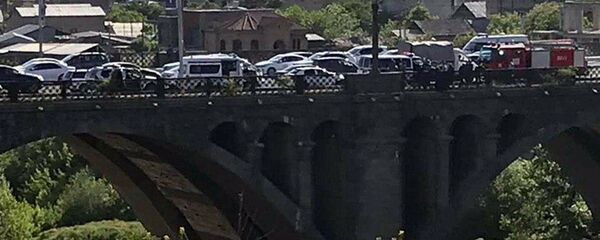 Попытка суицида на мосту Победы (20 мая 2020). Еревaн - Sputnik Արմենիա