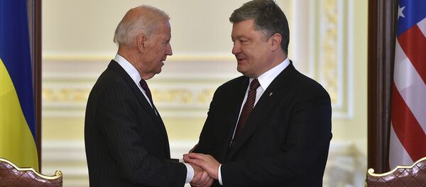 Президент Украины Петр Порошенко (справа) и вице-президент США Джо Байден перед началом совместного заявления для прессы после их встречи (16 января 2017). Киев - Sputnik Армения