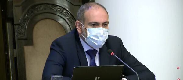 Премьер-министр Никол Пашинян в защитной медицинской маске во время заседания правительства (21 мая 2020). Ереван - Sputnik Армения