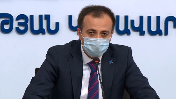 Министр здравоохранения Арсен Торосян в защитной медицинской маске во время онлайн пресс-конференции (21 мая 2020). Еревaн - Sputnik Արմենիա