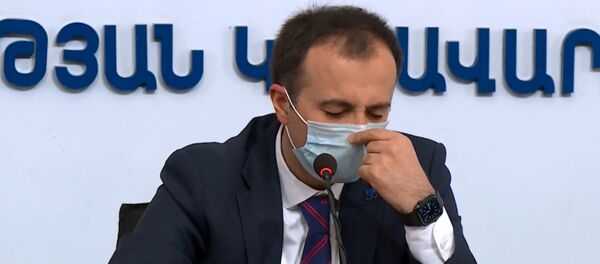 Министр здравоохранения Арсен Торосян в защитной медицинской маске во время онлайн пресс-конференции (21 мая 2020). Еревaн - Sputnik Արմենիա