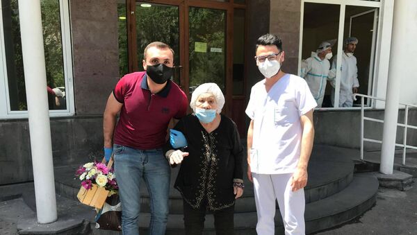 Выписавшаяся из мед. центра Сурб Григор Лусаворич после лечения коронавирусной болезни  91-летняя бабушка Србуи (21 мая 2020). Еревaн - Sputnik Армения