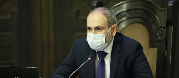 Премьер-министр Никол Пашинян в защитной медицинской маске во время заседания правительства (21 мая 2020). Ереван - Sputnik Армения