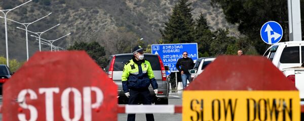 Полицейский на блокпосту на въезде в Тбилиси  - Sputnik Արմենիա
