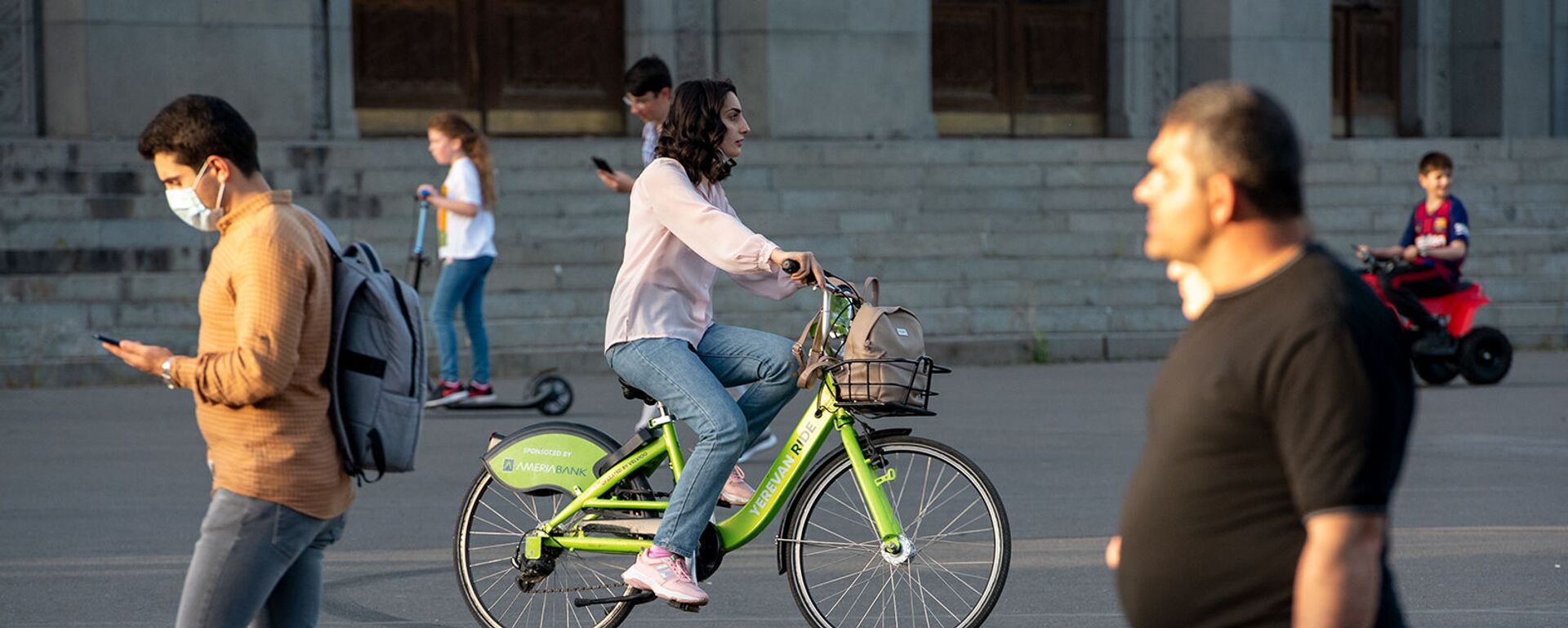 Девушка катается на велосипеде Yerevan Ride - Sputnik Արմենիա, 1920, 13.05.2021
