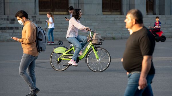 Девушка катается на велосипеде Yerevan Ride - Sputnik Արմենիա