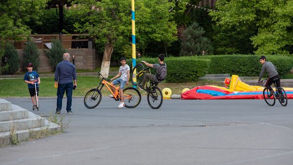 Ребята катаются на велосипедах - Sputnik Армения