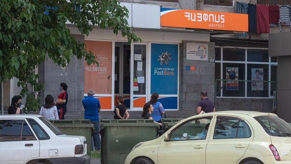 Люди у отделения почты - Sputnik Армения