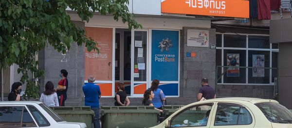 Люди у отделения почты - Sputnik Армения