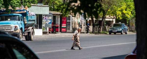 Пожилая женщина переходит улицу Багратуняц Пожилая женщина переходит улицу Багратуняц - Sputnik Արմենիա