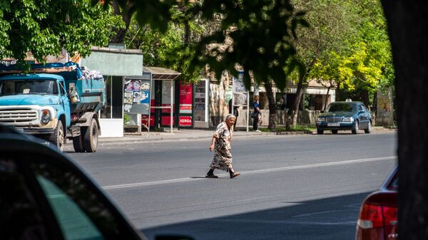 Пожилая женщина переходит улицу Багратуняц - Sputnik Արմենիա