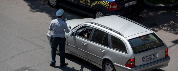 Сотрудник дорожной полиции за работой - Sputnik Армения