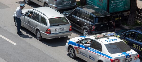 Сотрудник дорожной полиции за работой - Sputnik Армения