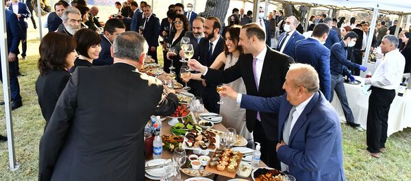 Банкет после церемонии инаугурации президента Карабаха Араика Арутюняна (21 мая 2020). Карабах - Sputnik Արմենիա