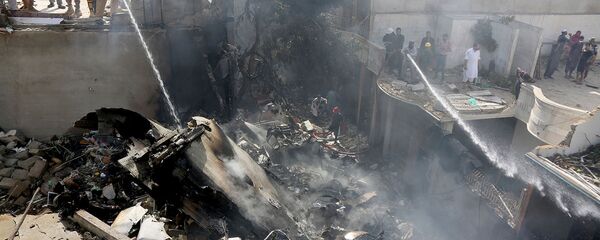 Спасатели тушат пожар, вызванный авиакатастрофой авиакомпании Pakistan International Airlines (22 мая 2020). Карачи Спасатели тушат пожар, вызванный авиакатастрофой авиакомпании Pakistan International Airlines (22 мая 2020). Карачи - Sputnik Армения