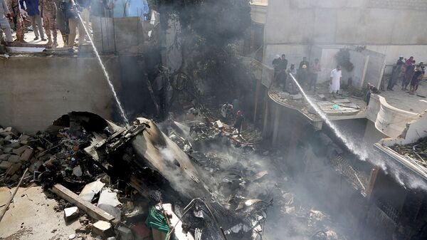 Спасатели тушат пожар, вызванный авиакатастрофой авиакомпании Pakistan International Airlines (22 мая 2020). Карачи - Sputnik Армения